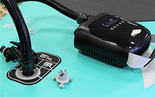 POMPE ELECTRIQUE RYDE E-PUMP COMPACT PRO 20 PSI + BATTERIE -Nautigames Magasin RYDE pompe electrique digital 1 contenu3201