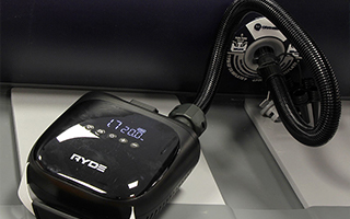 POMPE ELECTRIQUE RYDE E-PUMP COMPACT PRO 20 PSI + BATTERIE -Nautigames Magasin RYDE pompe electrique digital 1 contenu32055
